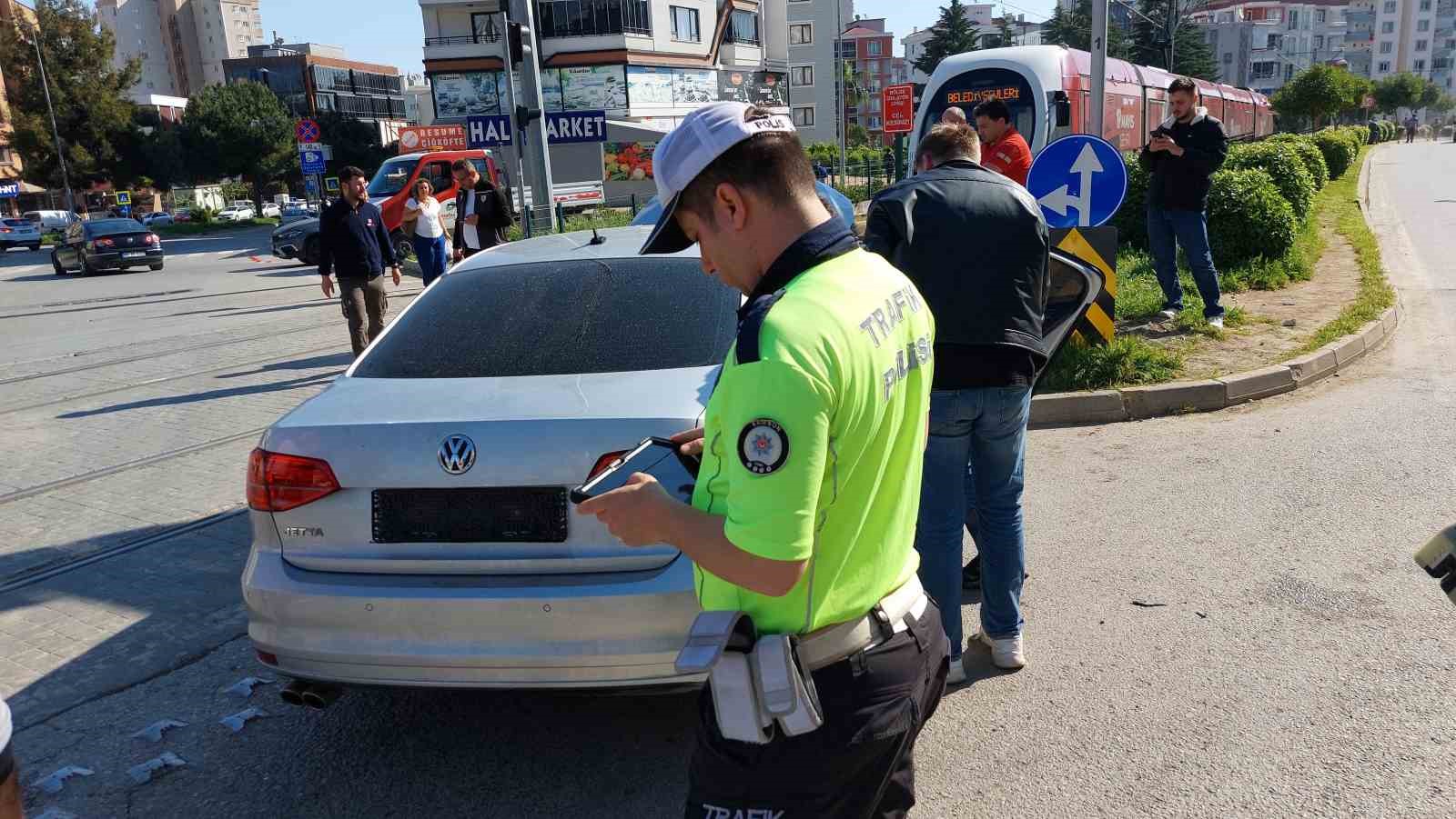 samsunda-kirmizi-isik-ihlali-yapan-otomobil-tramvay-ile-carpisti