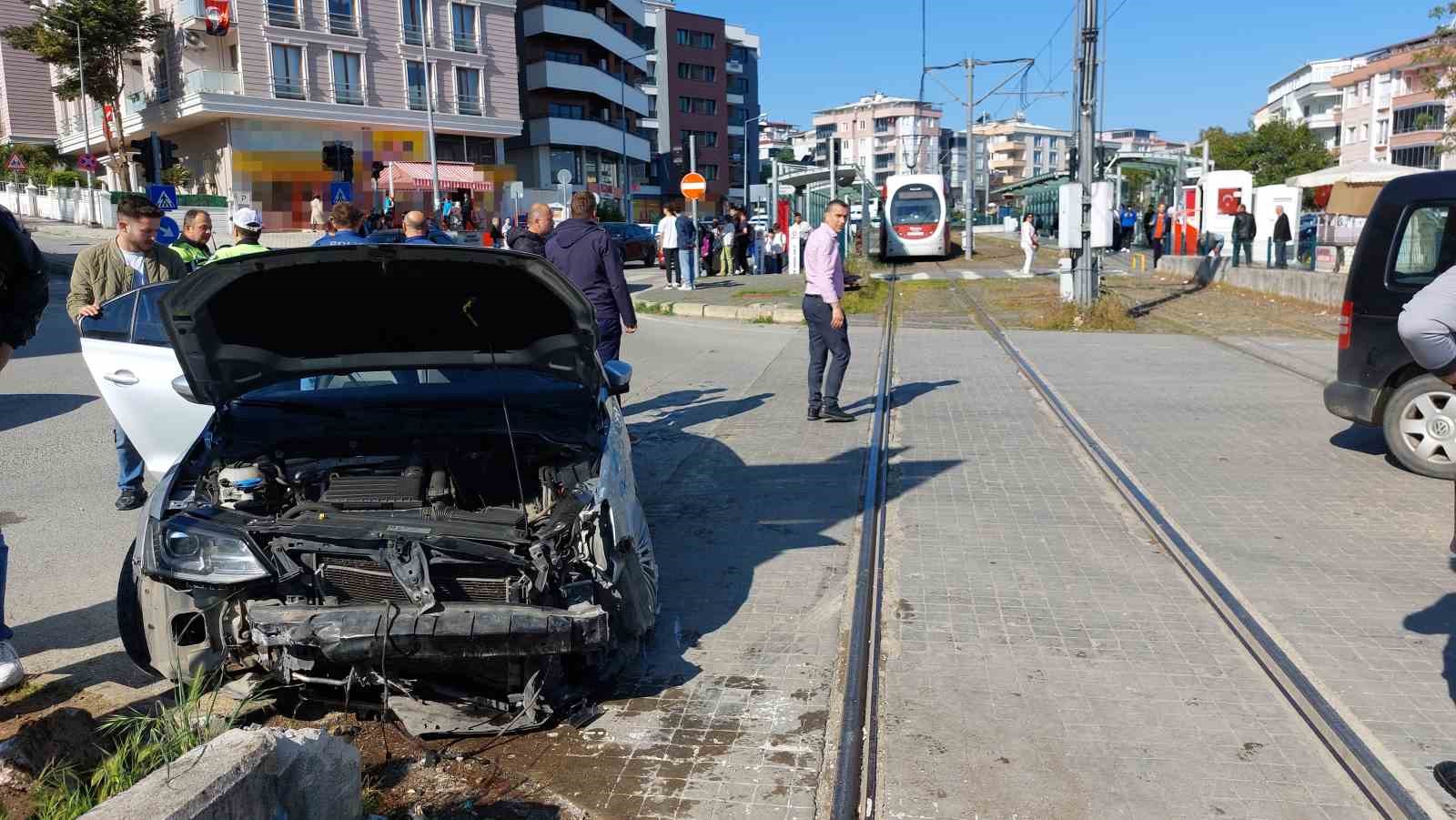 samsunda-kirmizi-isik-ihlali-yapan-otomobil-tramvay-ile-carpisti