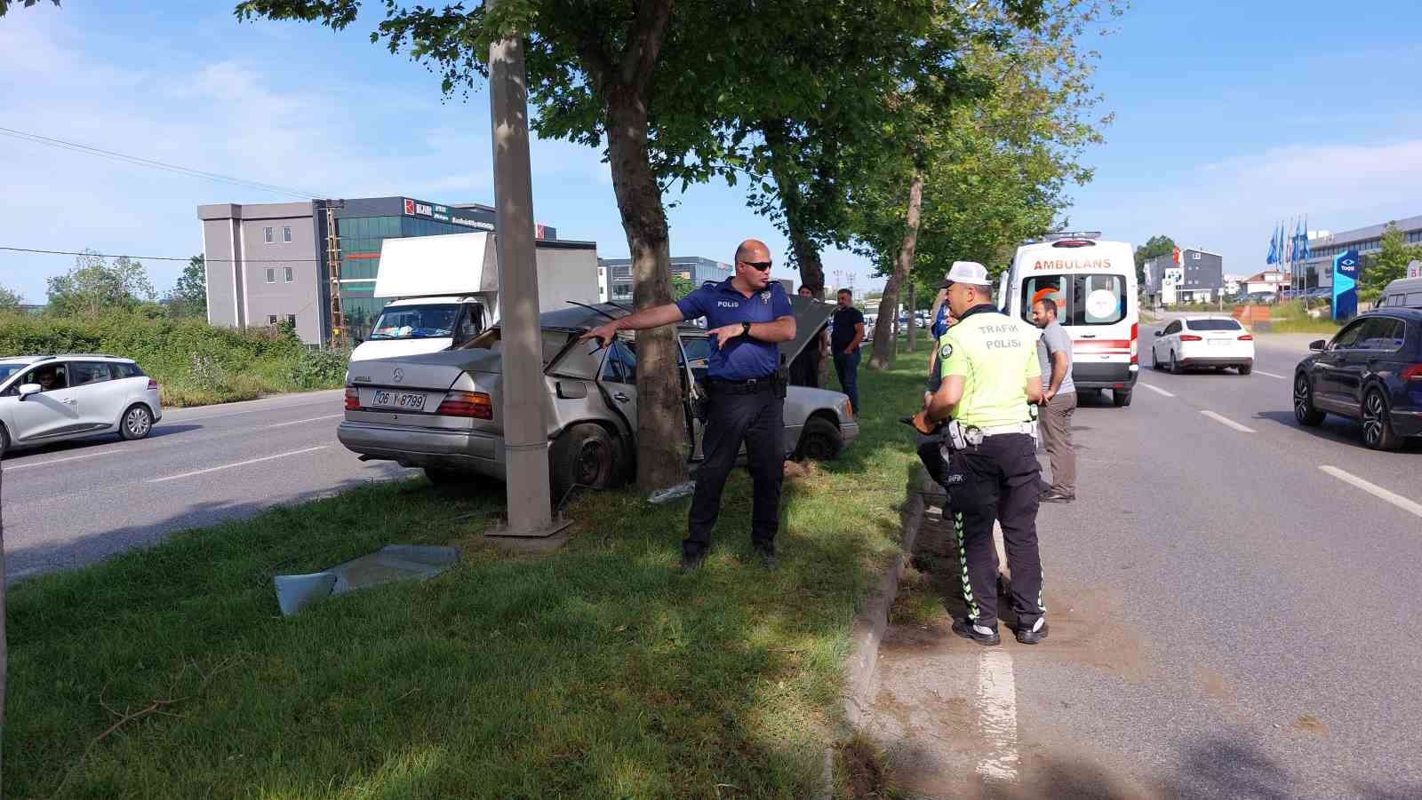 samsunda-otomobil-once-tira-ardindan-agaca-carpti-1-yarali