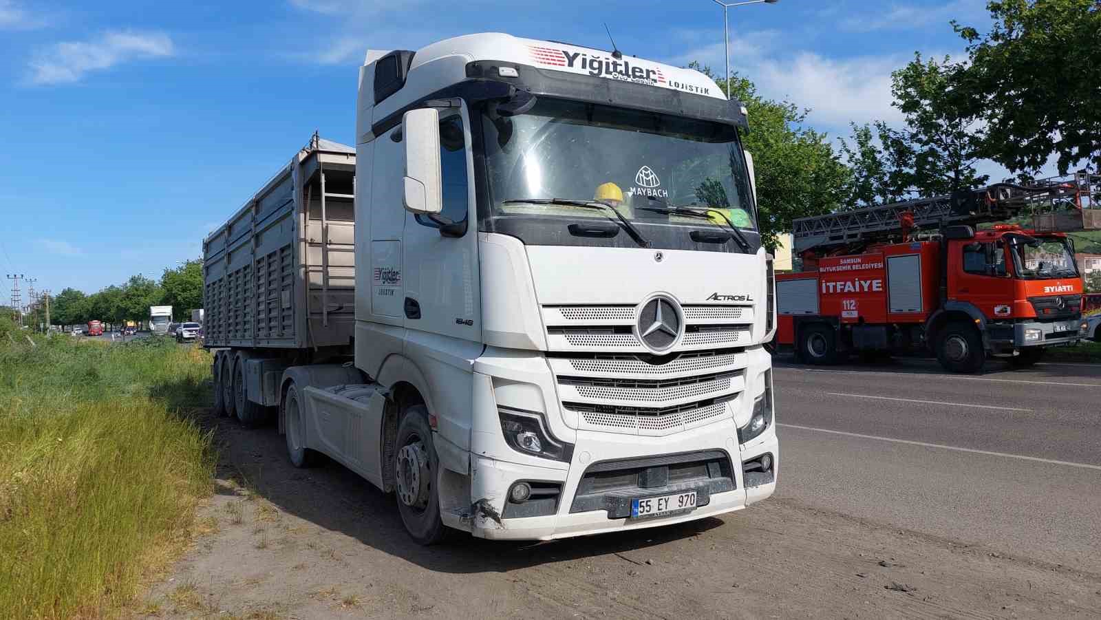 samsunda-otomobil-once-tira-ardindan-agaca-carpti-1-yarali