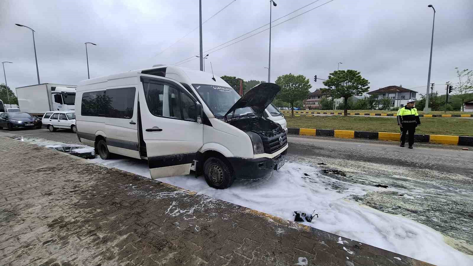 seyir-halindeki-minibus-alev-aldi