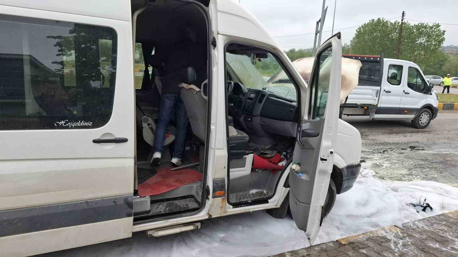 seyir-halindeki-minibus-alev-aldi