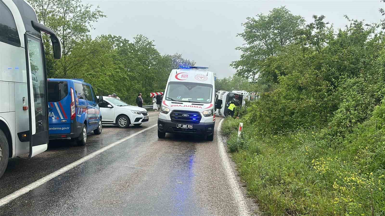 sinopta-tur-otobusu-devrildi-2si-agir-18-yarali