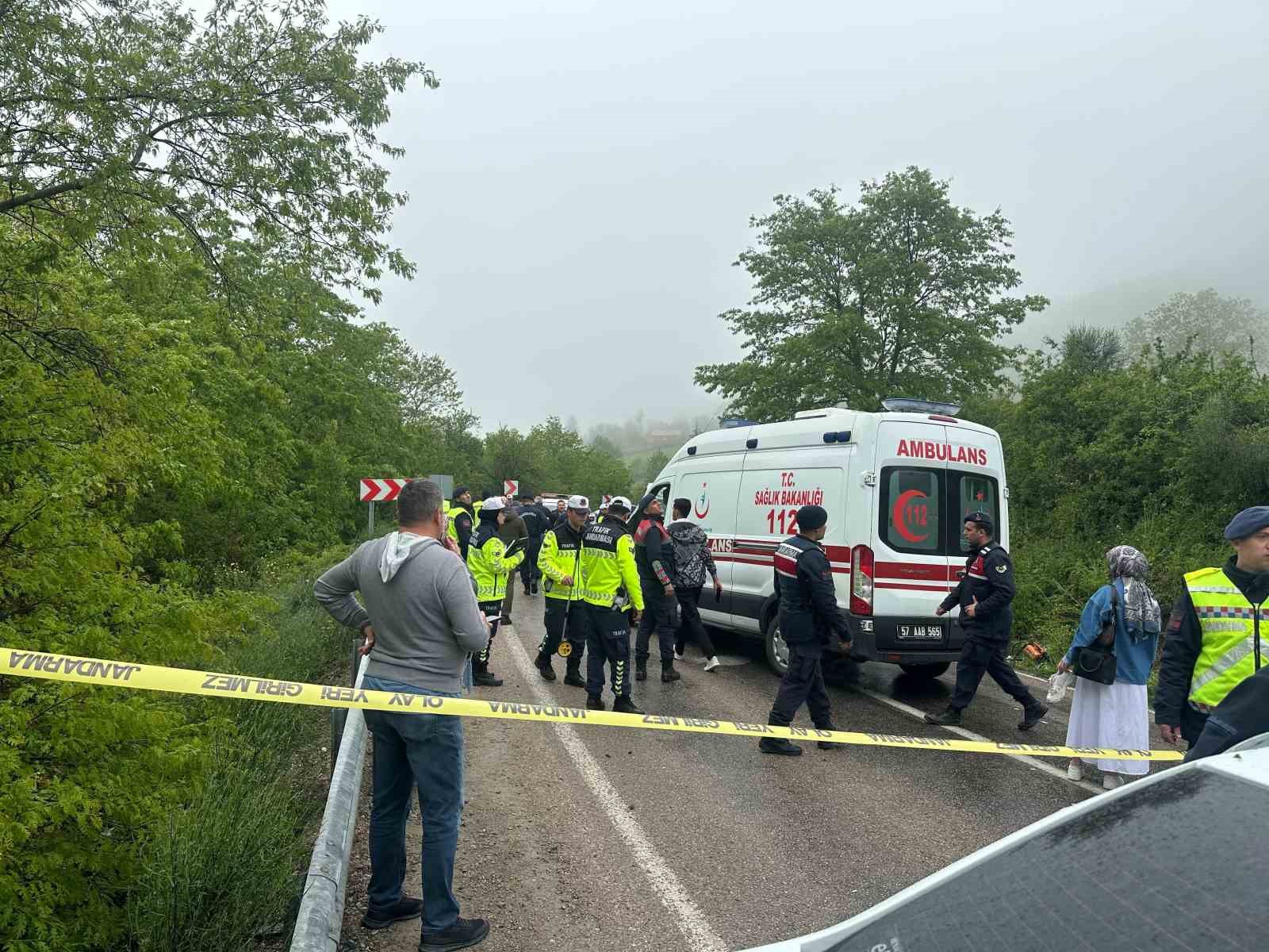 sinopta-tur-otobusu-devrildi-2si-agir-18-yarali
