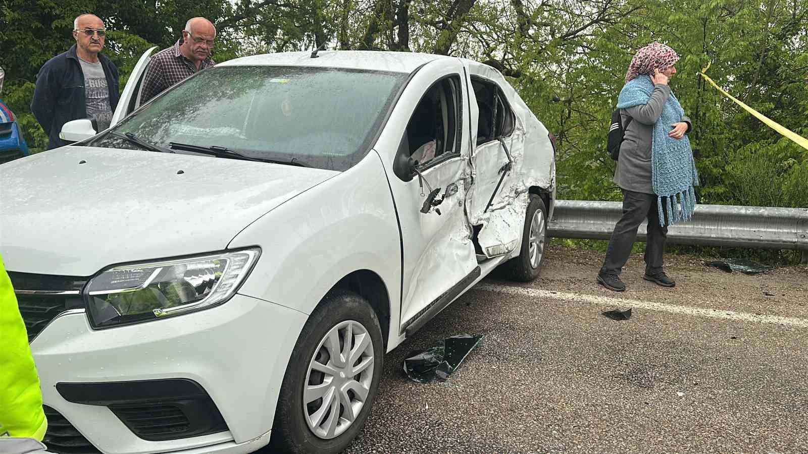 sinopta-tur-otobusu-devrildi-2si-agir-18-yarali