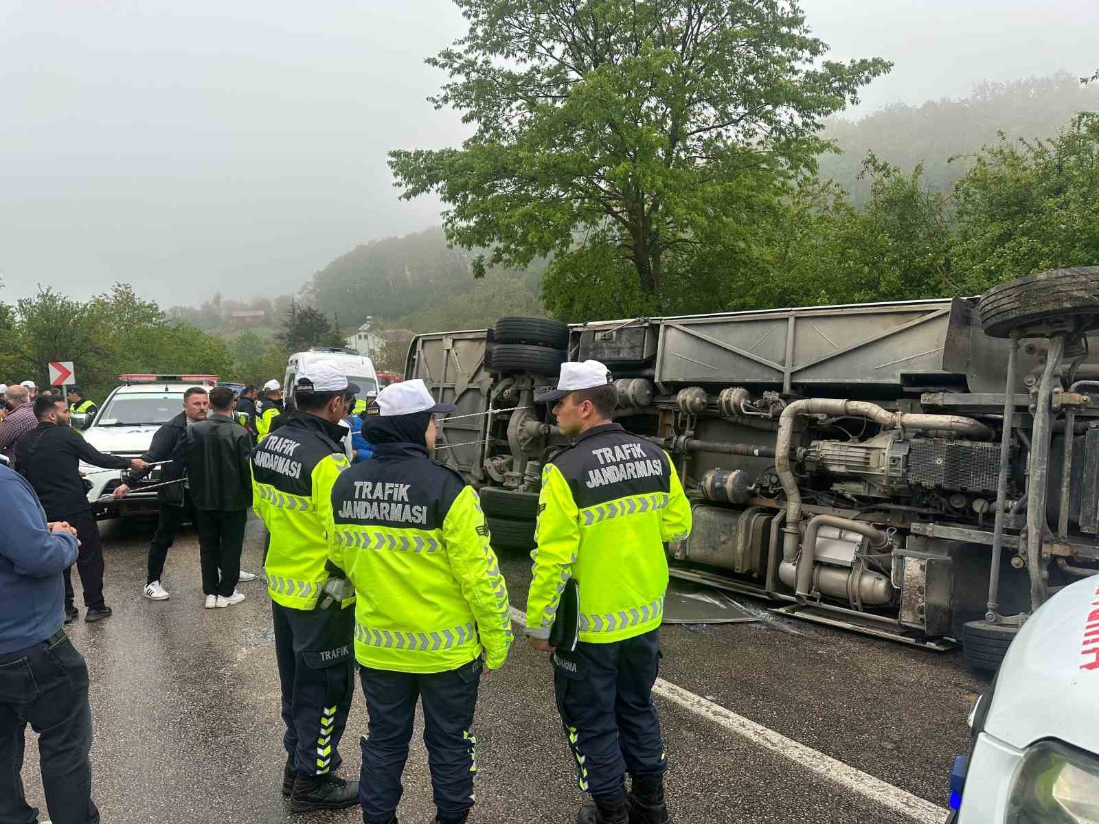 sinopta-tur-otobusu-devrildi-2si-agir-18-yarali