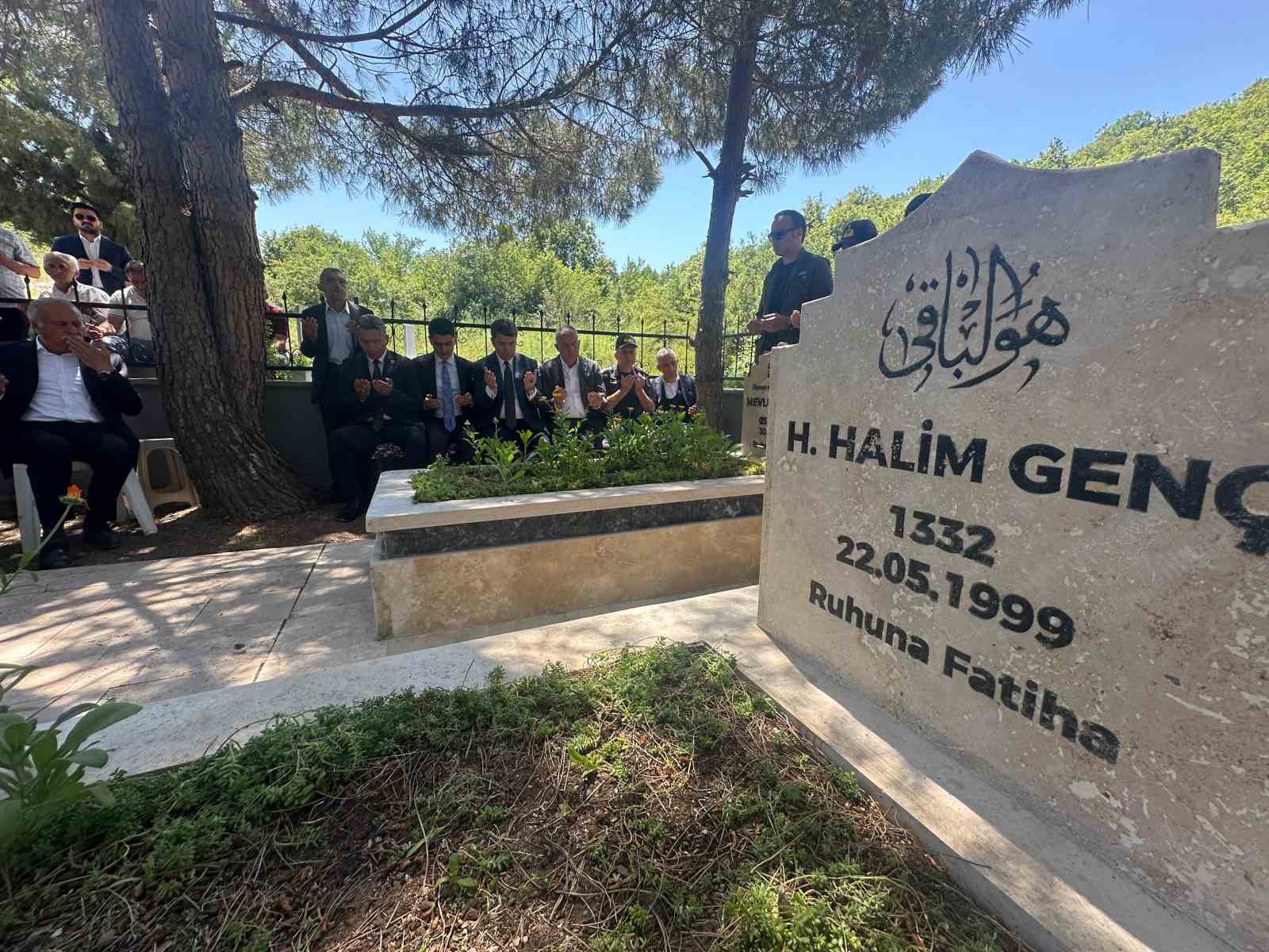solingen-faciasinda-hayatini-kaybedenler-amasyada-mezarlari-basinda-anildi