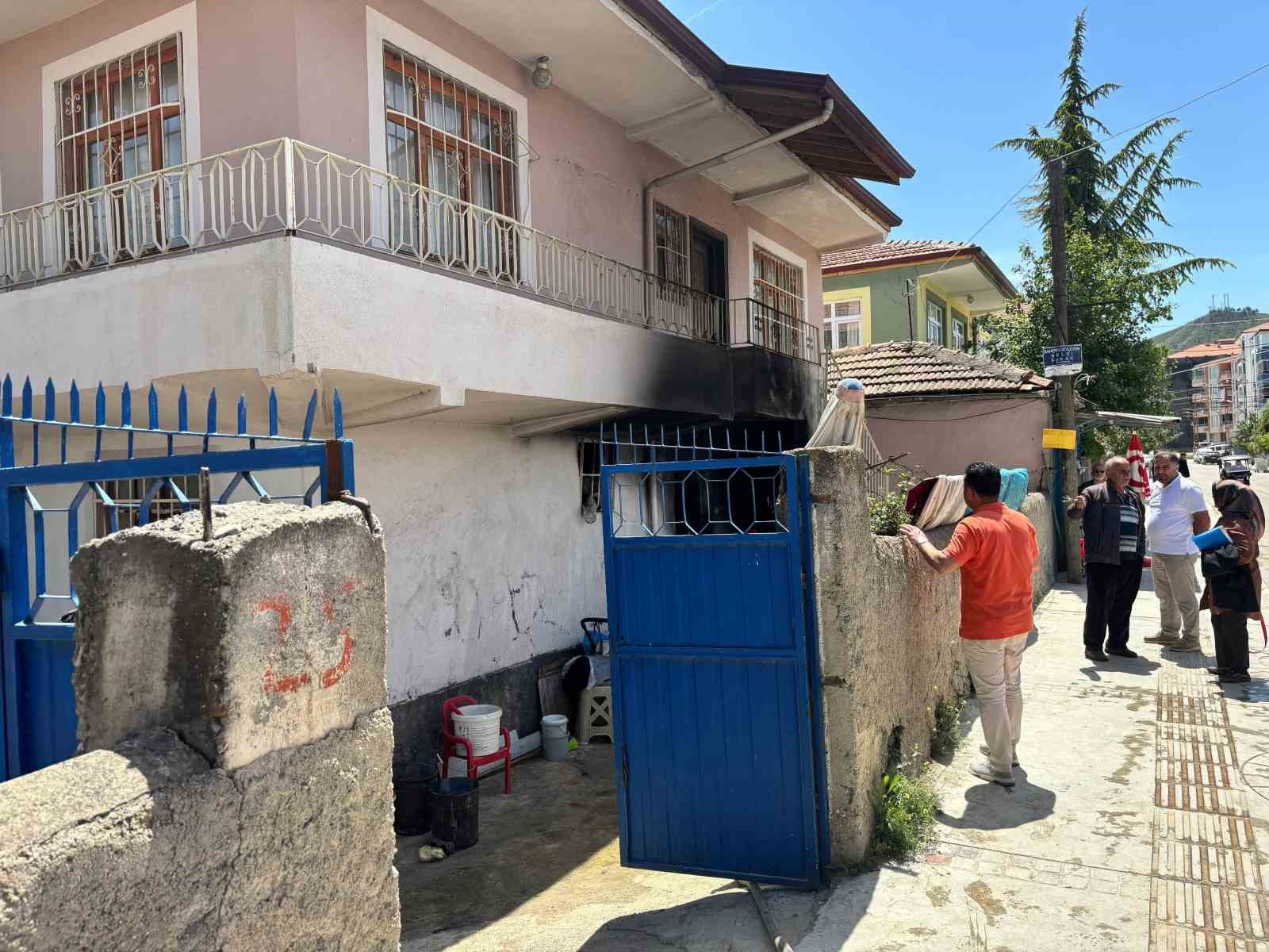 sungurluda-evde-cikan-yangin-panige-sebep-oldu