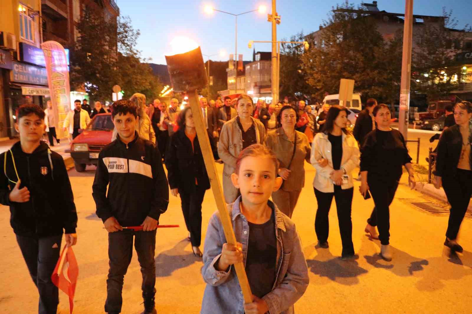 tasovada-coskulu-19-mayis-mesale-ve-bayrak-yuruyusu