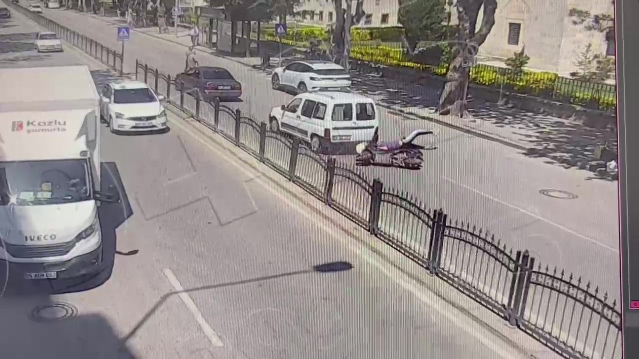 telefona-bakan-motosikletli-onunde-duran-araca-carpti