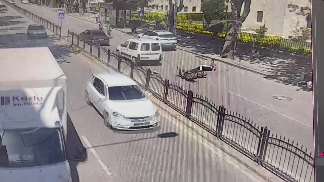 telefona-bakan-motosikletli-onunde-duran-araca-carpti