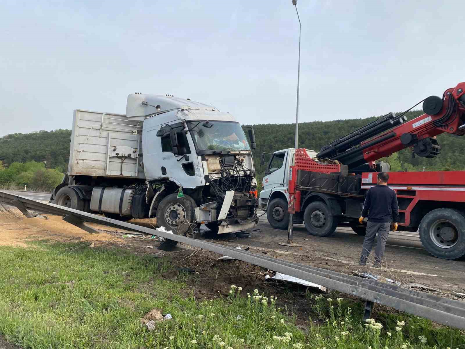 temde-surucusunun-uyudugu-iddia-edilen-bugday-yuklu-tir-devrildi