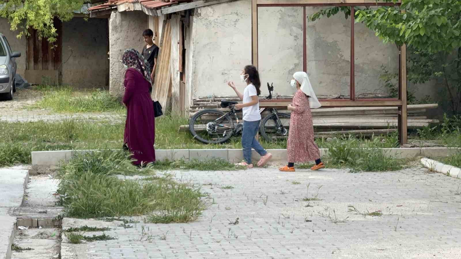 tokatta-iki-kadinin-fare-kovma-yontemi-apartman-sakinlerini-hastanelik-etti