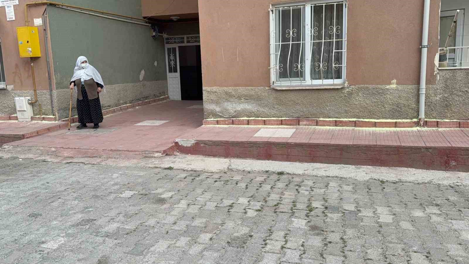 tokatta-iki-kadinin-fare-kovma-yontemi-apartman-sakinlerini-hastanelik-etti