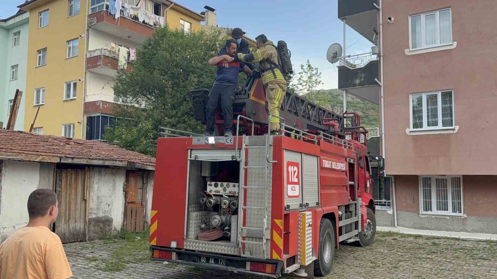 tokatta-iki-kadinin-fare-kovma-yontemi-apartman-sakinlerini-hastanelik-etti