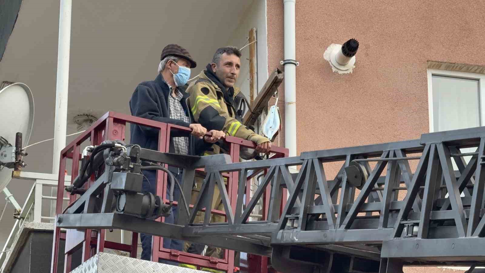 tokatta-iki-kadinin-fare-kovma-yontemi-apartman-sakinlerini-hastanelik-etti