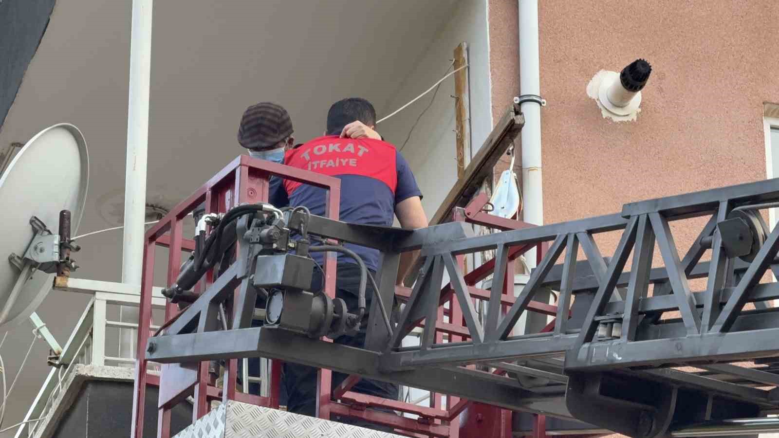 tokatta-iki-kadinin-fare-kovma-yontemi-apartman-sakinlerini-hastanelik-etti