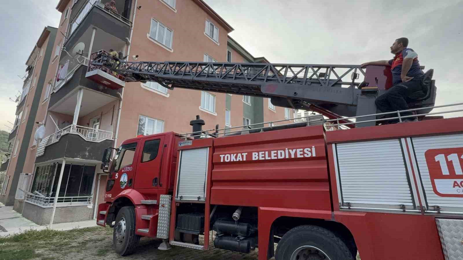 tokatta-iki-kadinin-fare-kovma-yontemi-apartman-sakinlerini-hastanelik-etti