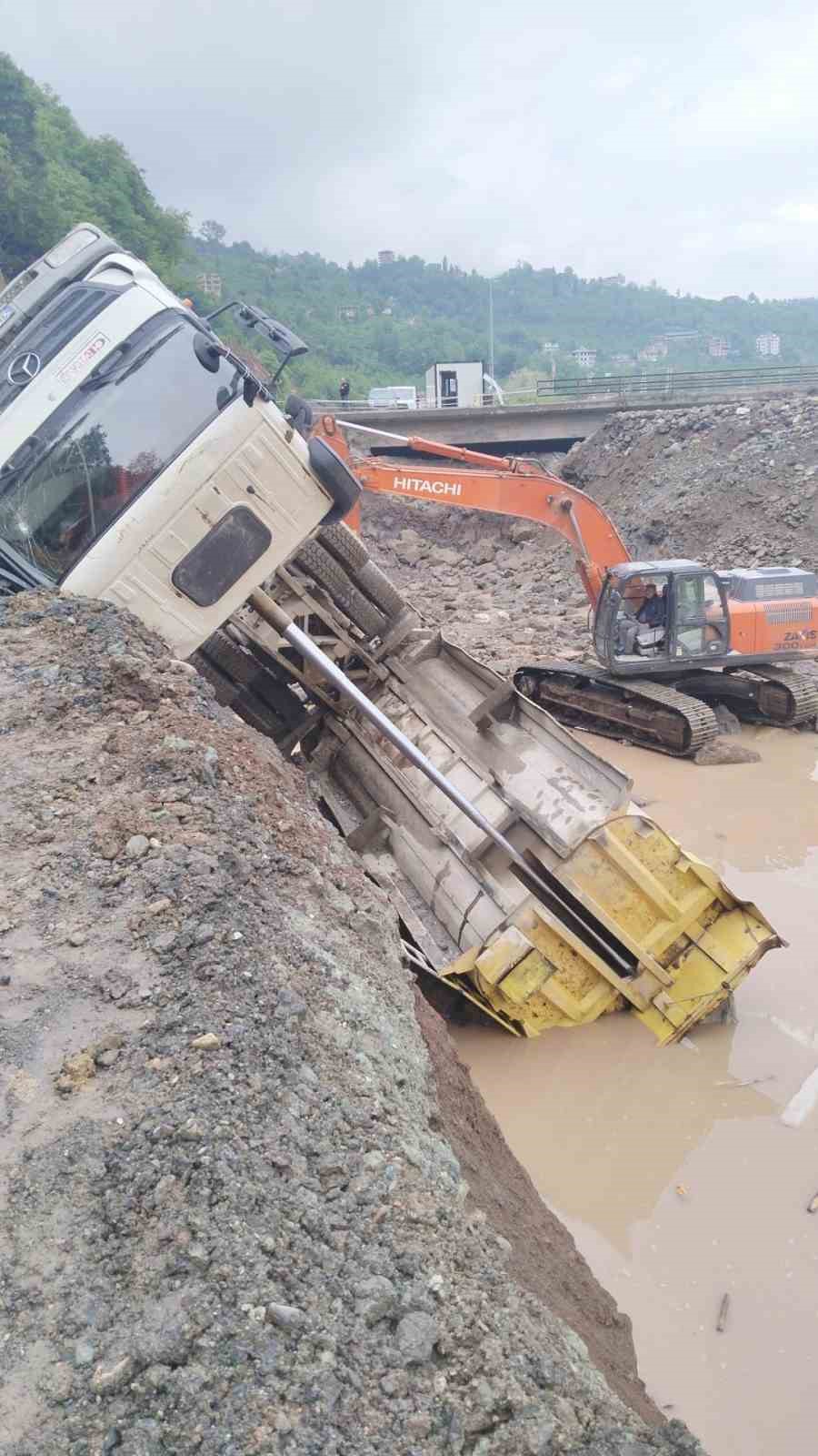 trabzon-bayburt-karayolunda-tas-kamyonu-devrildi-yol-ulasima-kapandi
