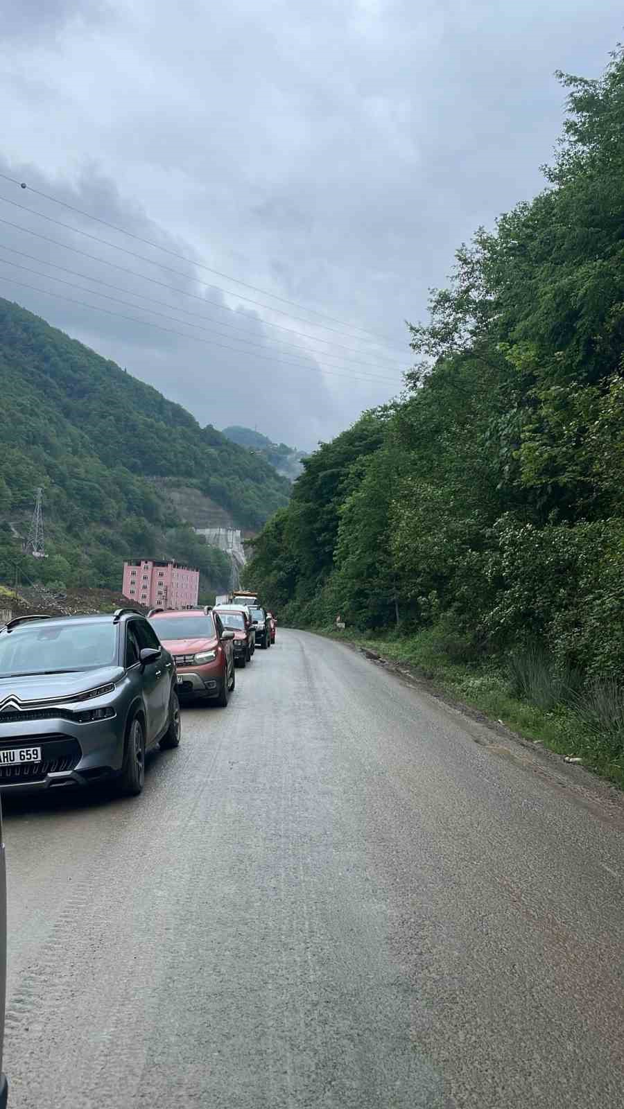 trabzon-bayburt-karayolunda-tas-kamyonu-devrildi-yol-ulasima-kapandi