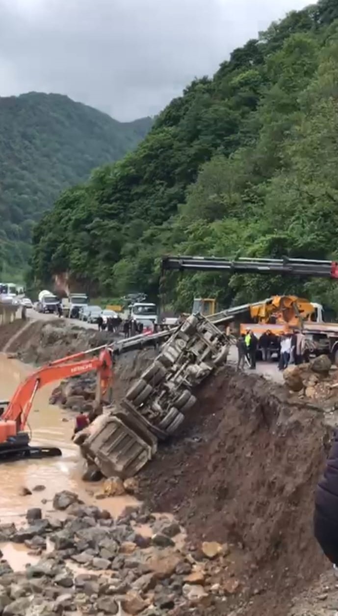 trabzon-bayburt-karayolunda-tas-kamyonu-devrildi-yol-ulasima-kapandi