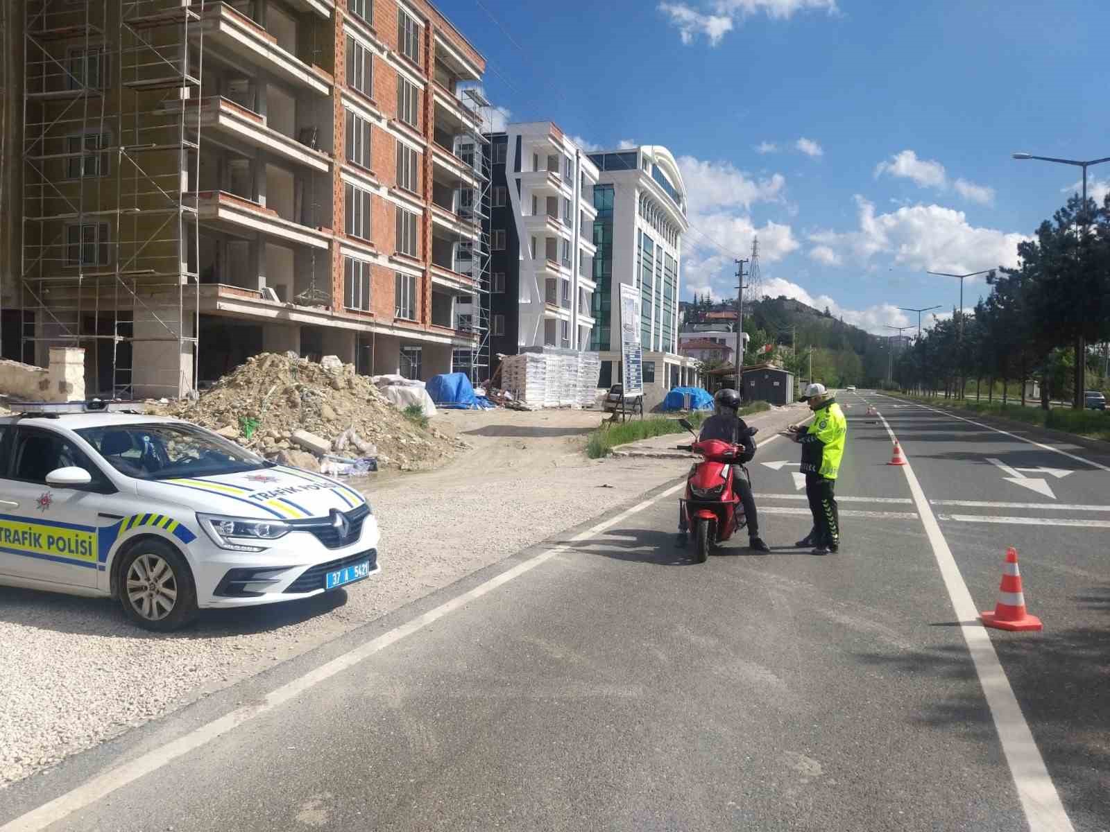trafikte-kazaya-davetiye-cikaran-motosiklet-surucusu-kamerada