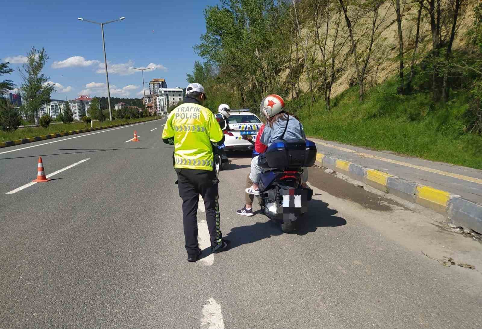 trafikte-kazaya-davetiye-cikaran-motosiklet-surucusu-kamerada