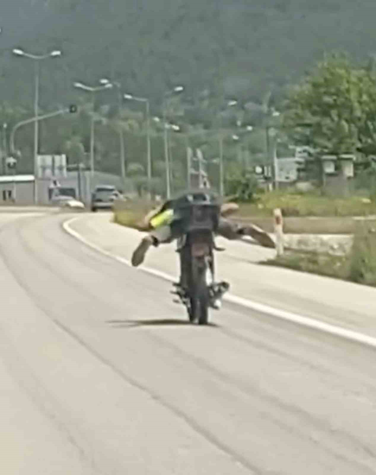 trafikte-kazaya-davetiye-cikaran-motosiklet-surucusu-kamerada
