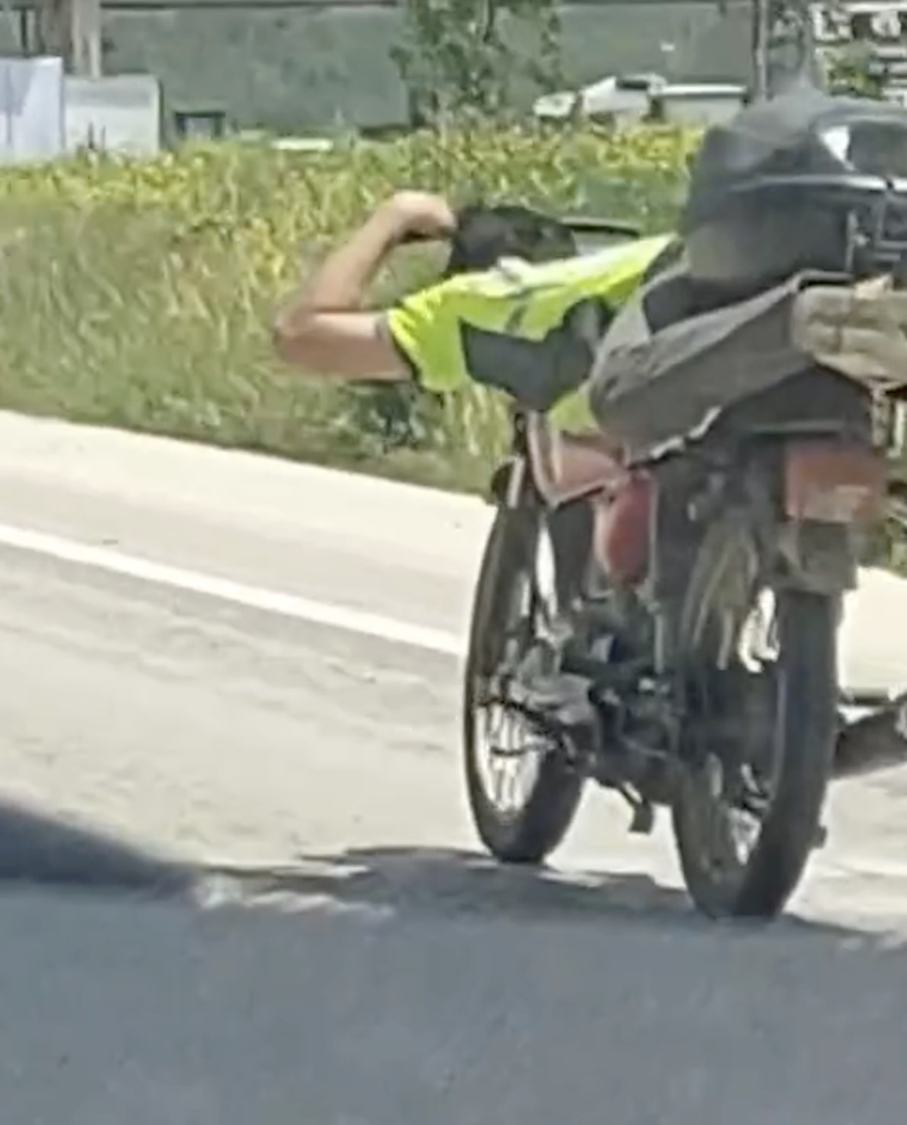 trafikte-kazaya-davetiye-cikaran-motosiklet-surucusu-kamerada