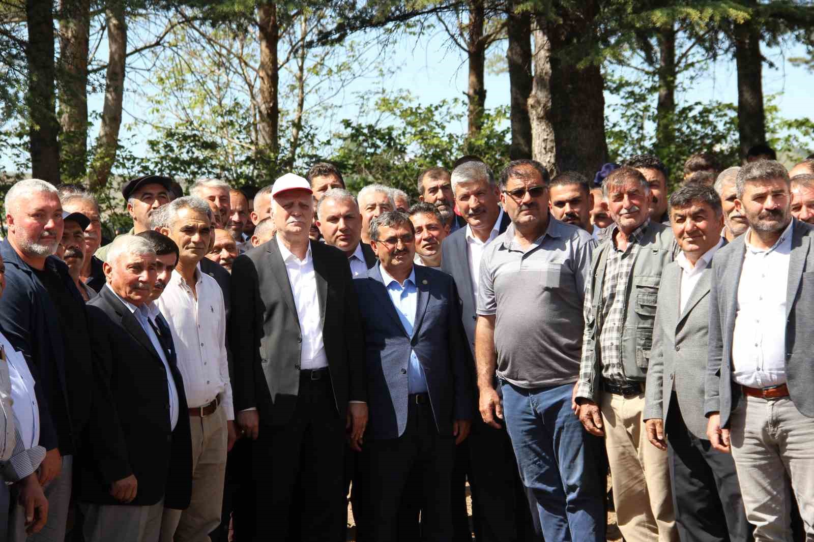 tzob-genel-baskani-bayraktar-corumda-zirai-dondan-etkilenen-ceviz-bahcelerini-inceledi