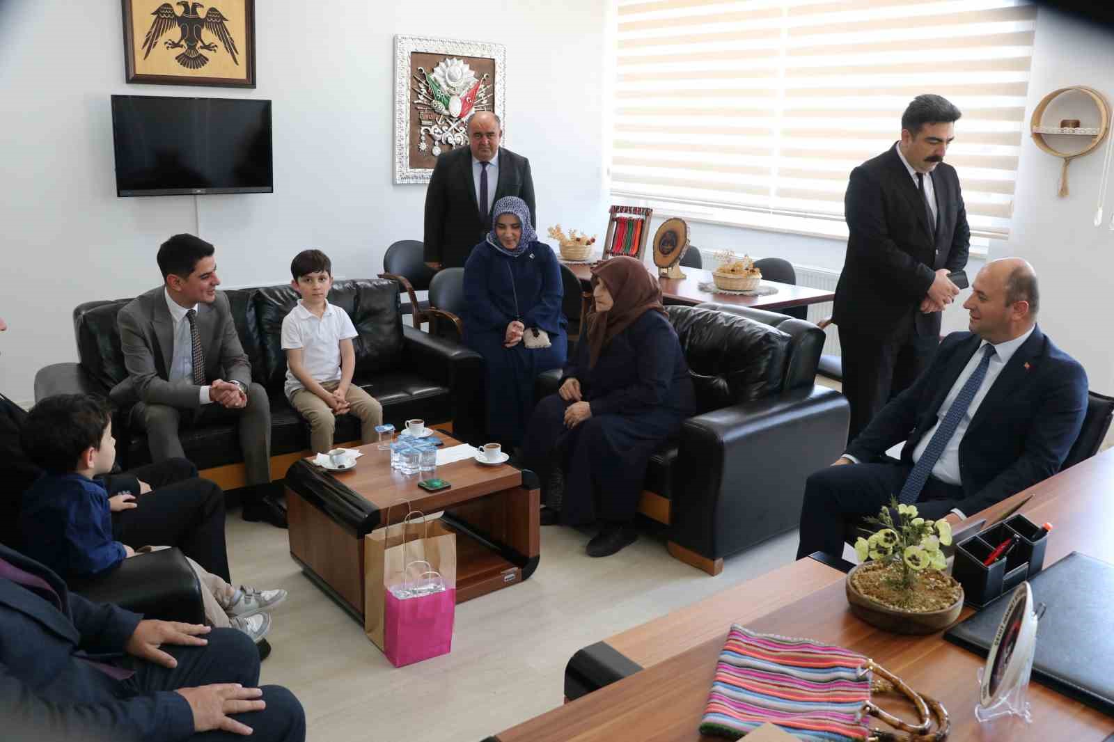 vefa-ve-gurur-bir-arada-sehit-annesi-oglunun-adini-tasiyan-kurumu-torunuyla-ziyaret-etti