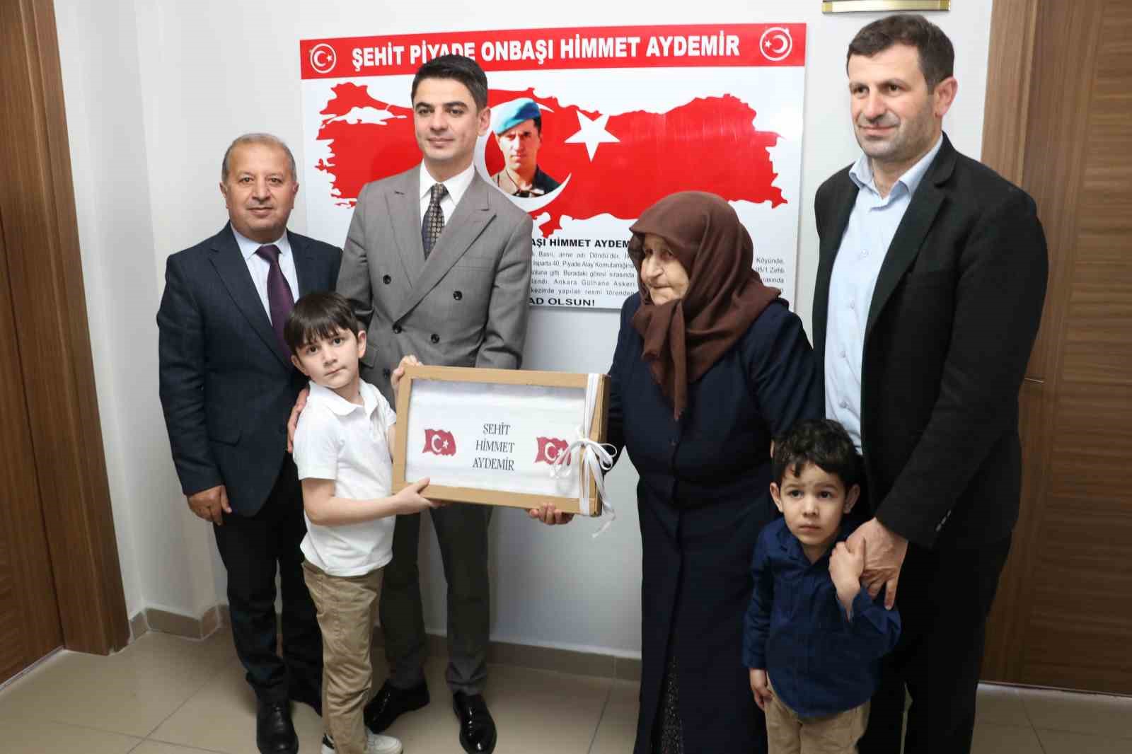 vefa-ve-gurur-bir-arada-sehit-annesi-oglunun-adini-tasiyan-kurumu-torunuyla-ziyaret-etti