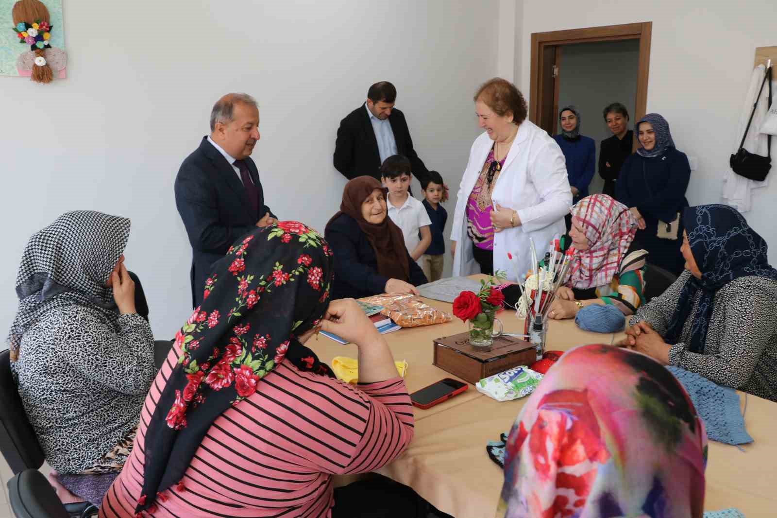 vefa-ve-gurur-bir-arada-sehit-annesi-oglunun-adini-tasiyan-kurumu-torunuyla-ziyaret-etti
