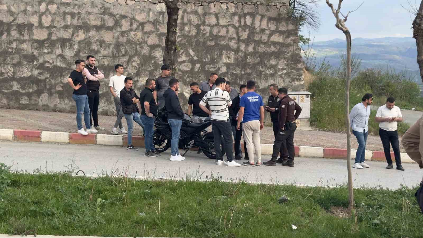 viraji-alamayan-motosiklet-refuje-carpti-1-agir-yarali