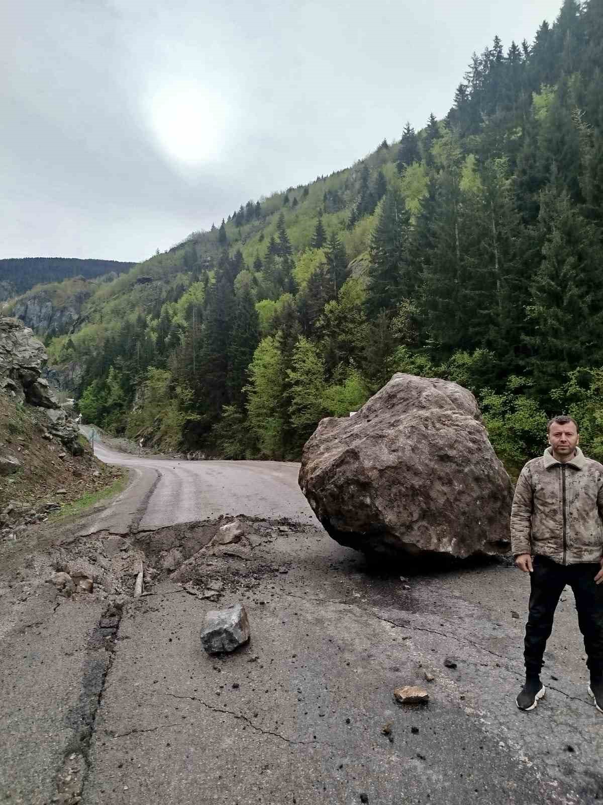 yaylaya-gidenler-devasa-kayanin-altinda-kalmaktan-saniyelerle-kurtuldu