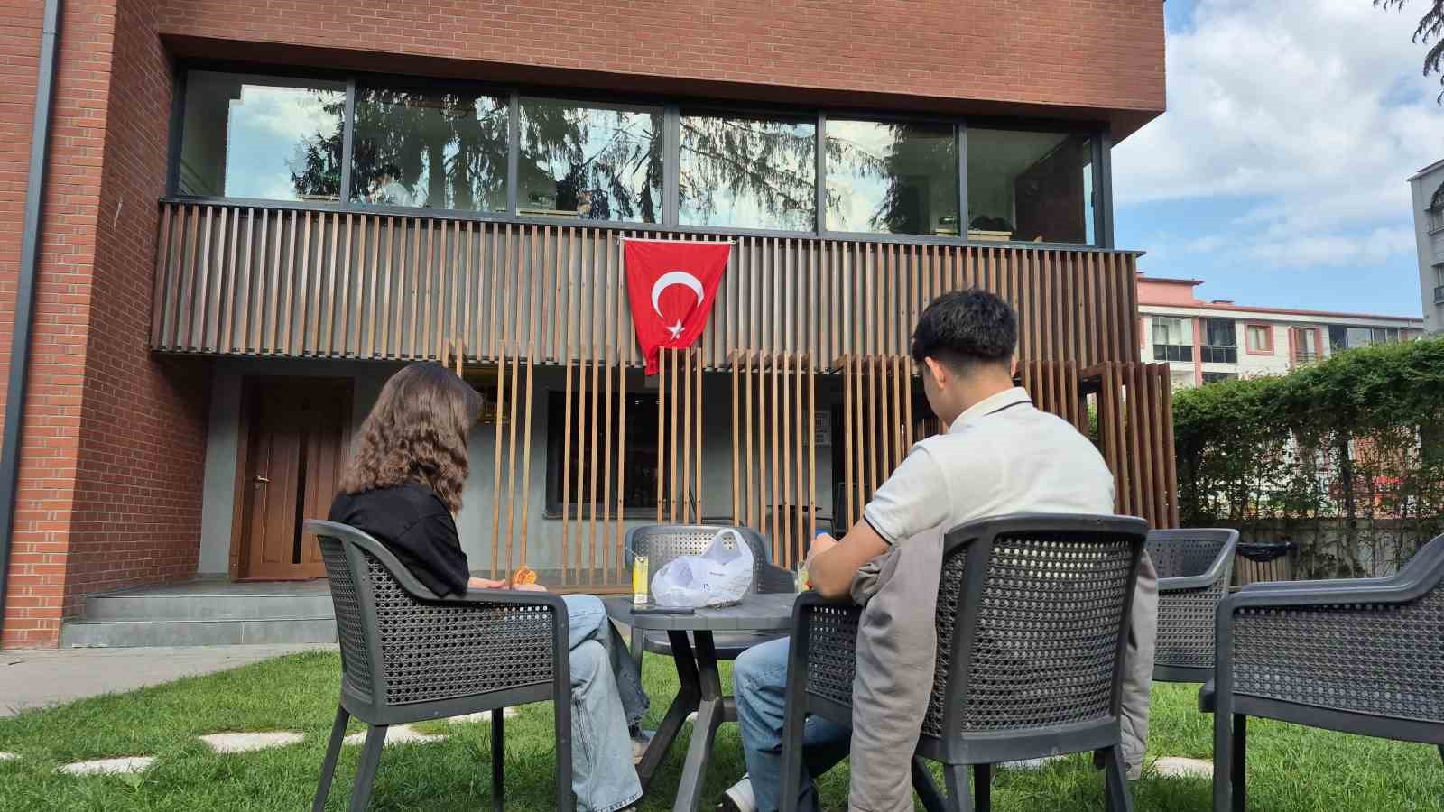 yer-bulamayan-geri-donuyor-magaza-degil-kutuphane-kuyrugu