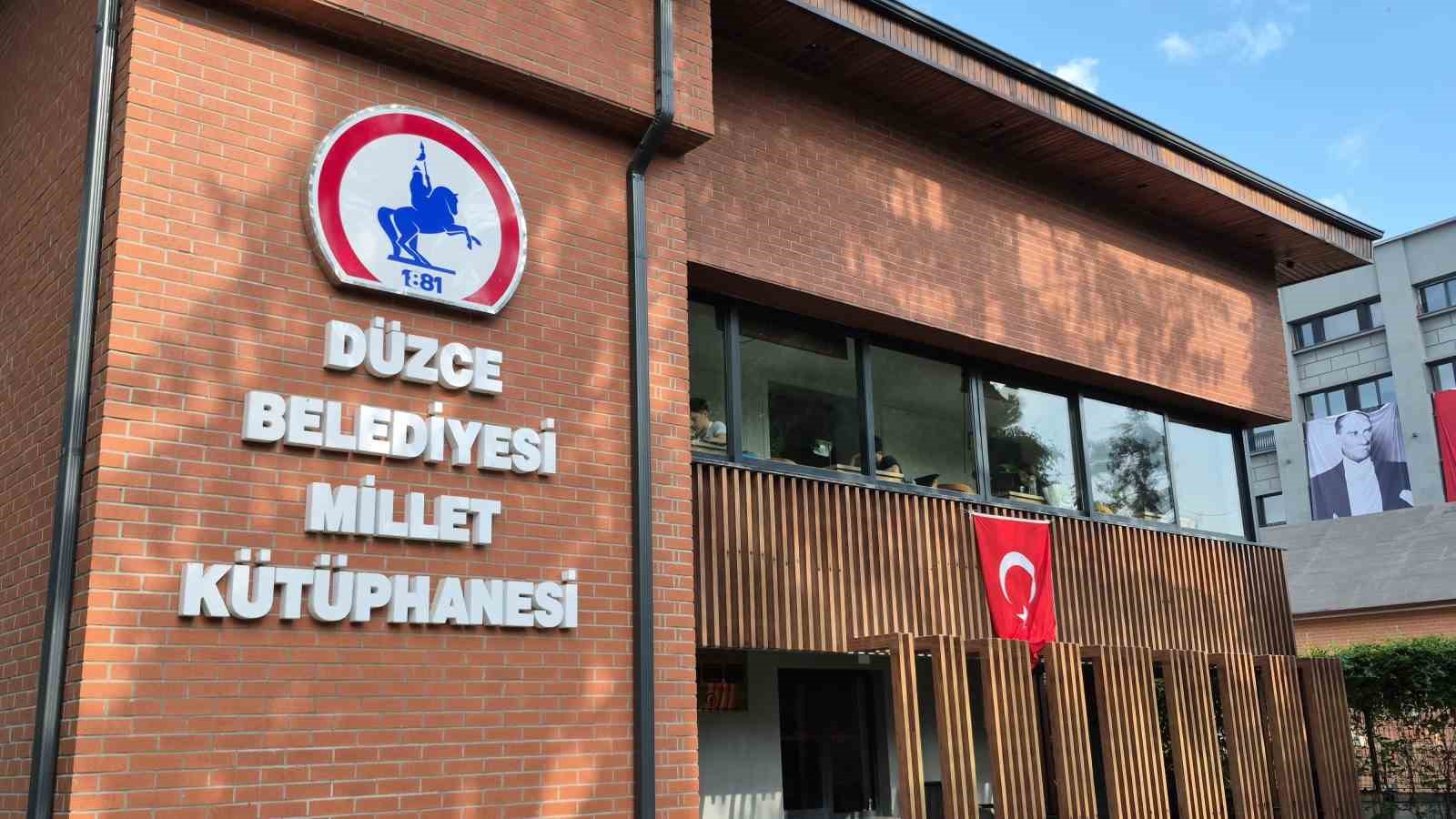 yer-bulamayan-geri-donuyor-magaza-degil-kutuphane-kuyrugu