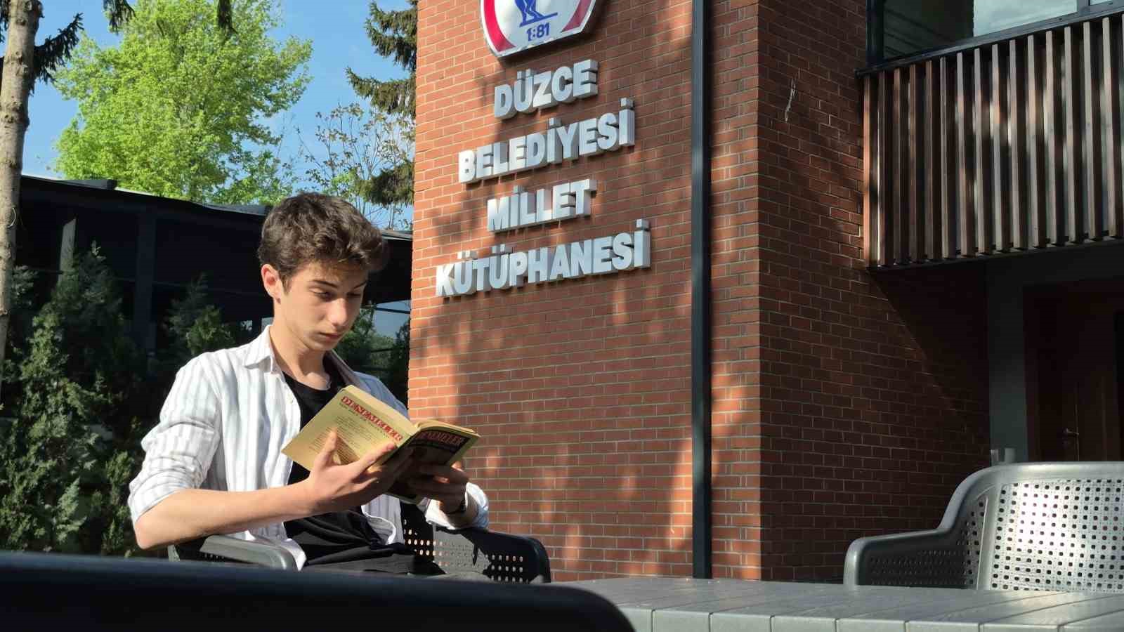 yer-bulamayan-geri-donuyor-magaza-degil-kutuphane-kuyrugu