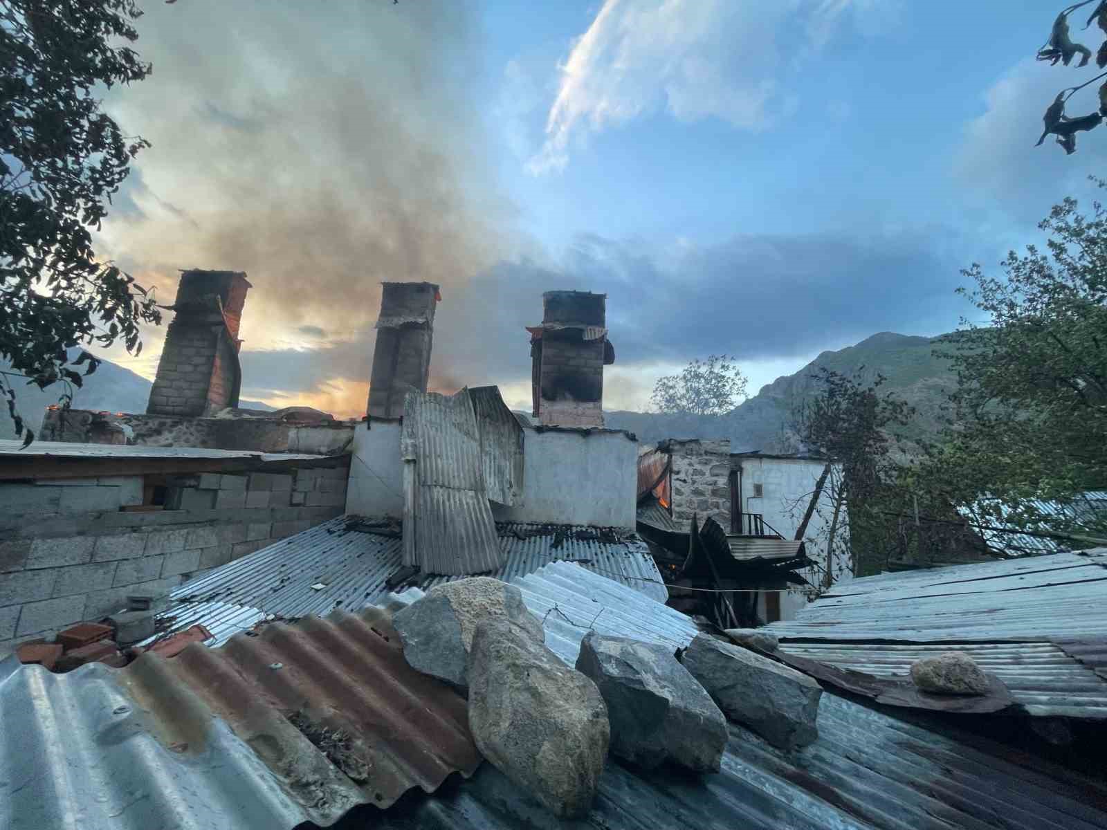 yusufelinde-iki-katli-ahsap-evde-cikan-yangin-evi-kule-cevirdi