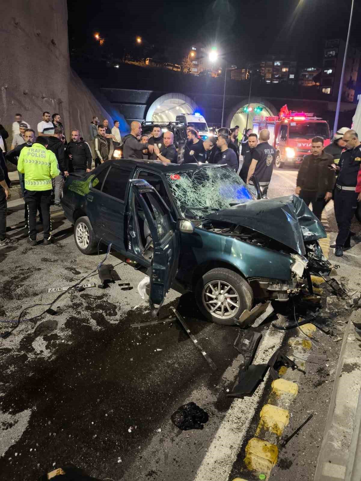 zonguldakta-kontrolden-cikan-otomobil-refuje-carpti-4-yarali
