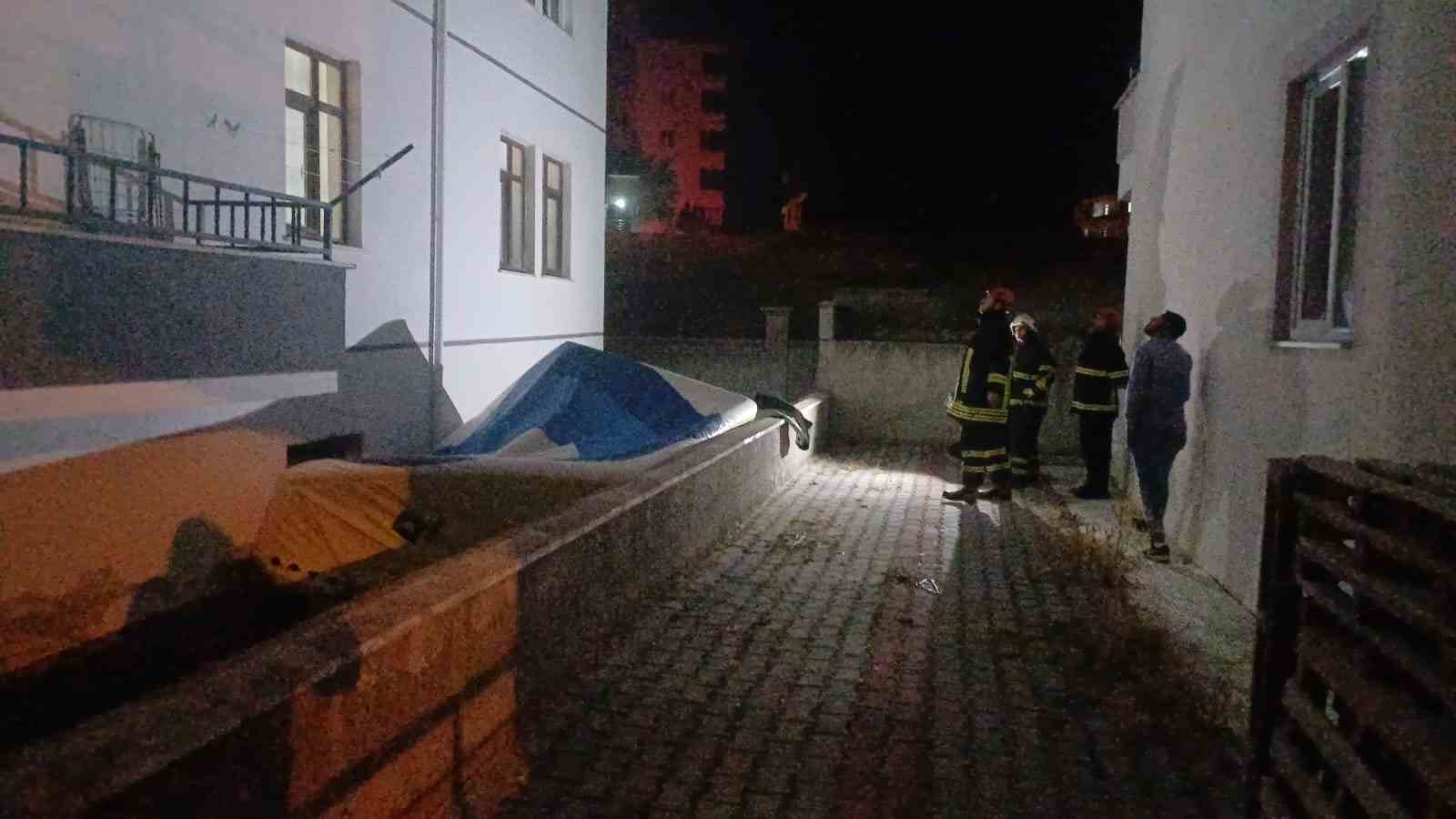 3-katli-binanin-catisinda-intihara-kalkisan-sahsi-polis-ikna-etti