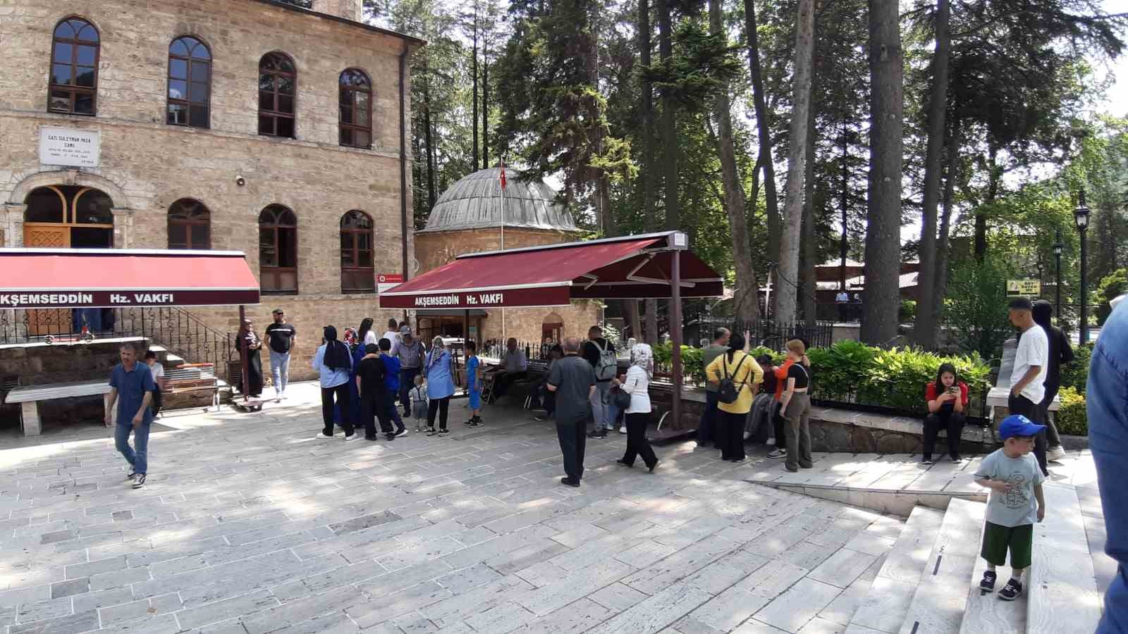 aksemseddin-hazretleri-turbesine-bayram-tatilinde-yogun-ilgi