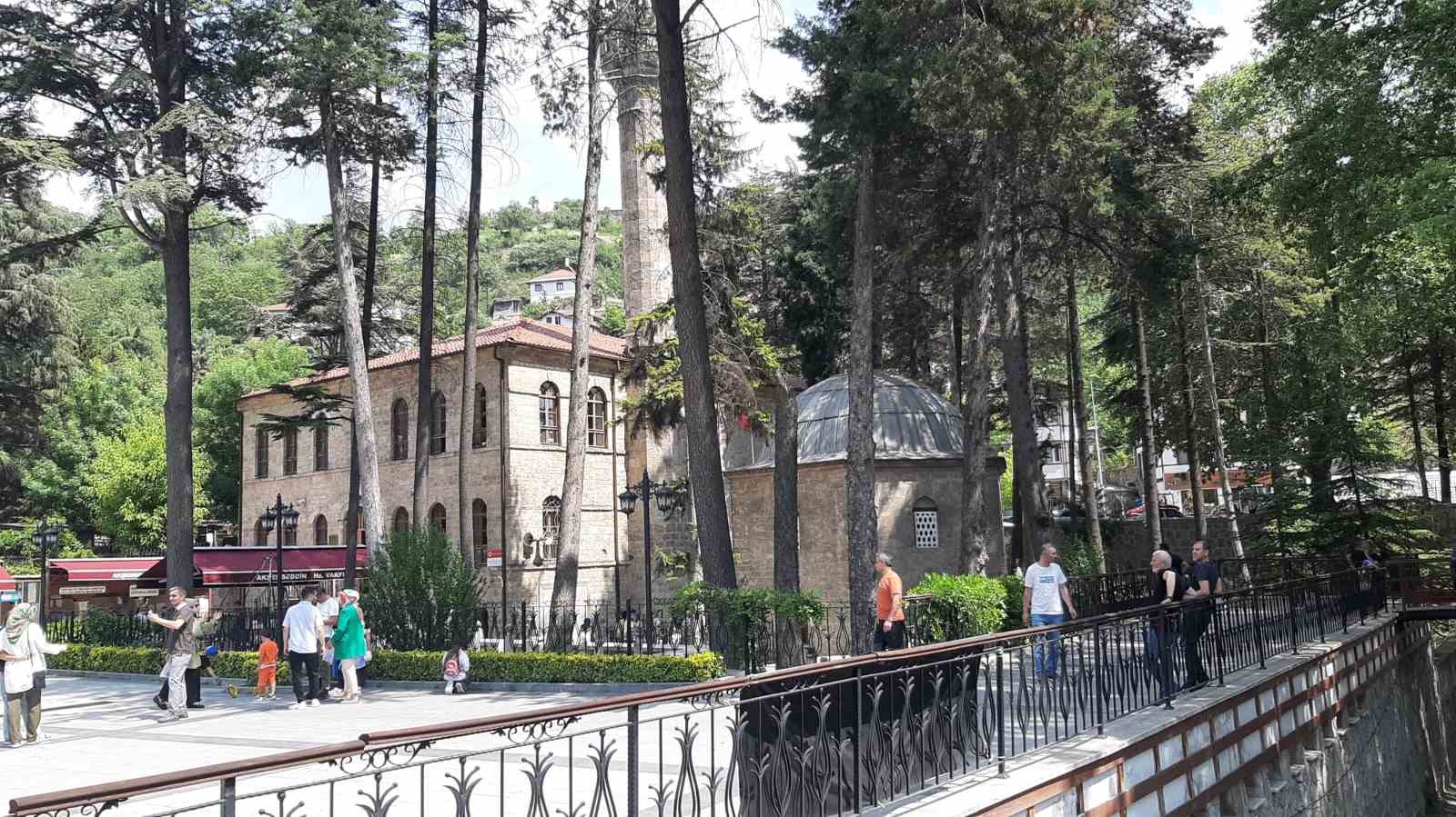 aksemseddin-hazretleri-turbesine-bayram-tatilinde-yogun-ilgi