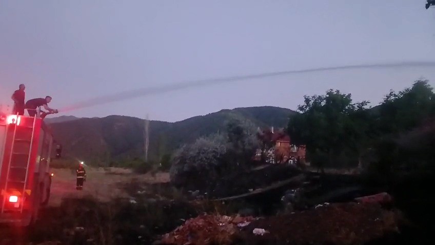alevler-tarlayi-sardi-ekipler-eve-sicramasini-onledi