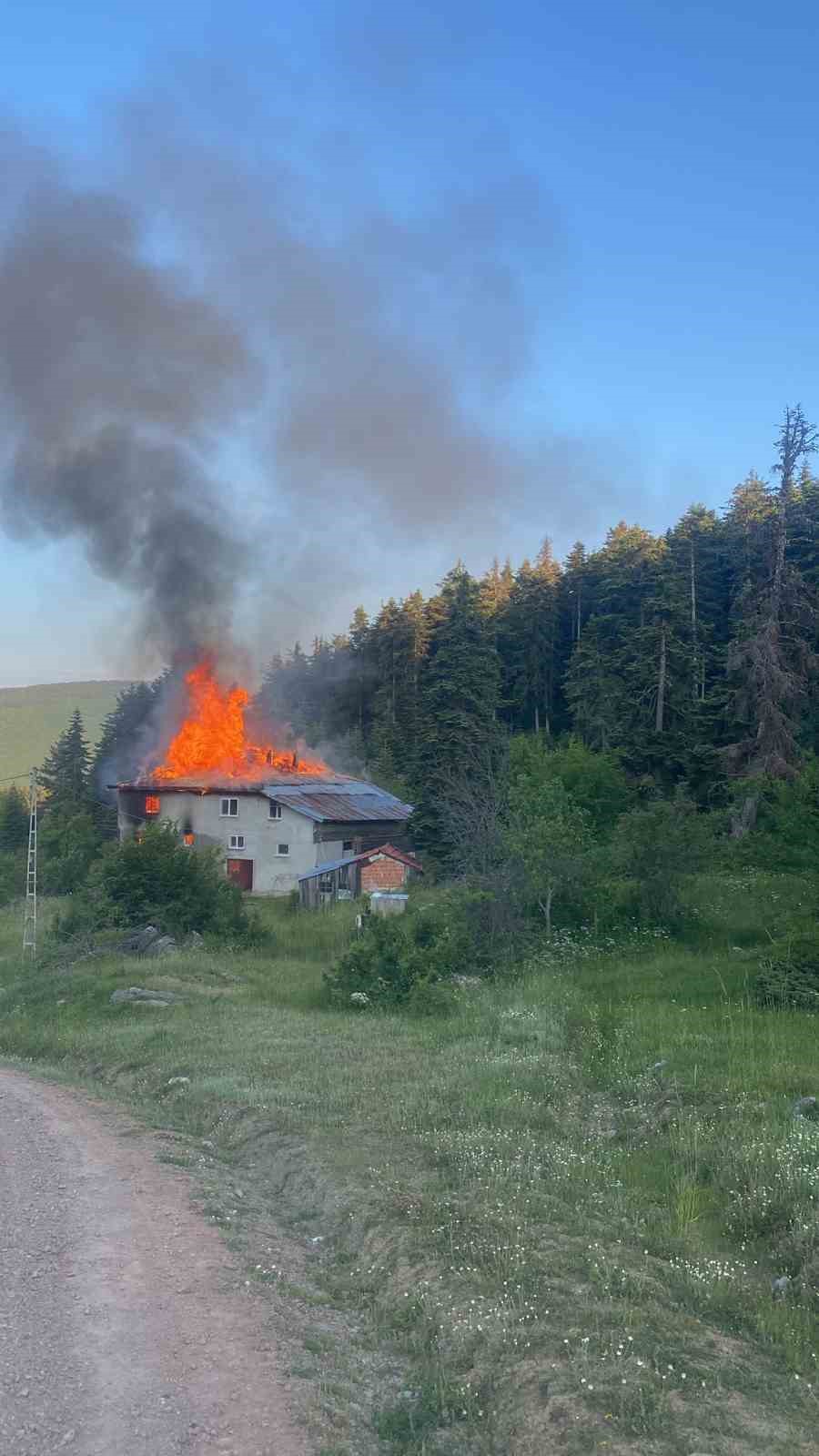 alevlere-teslim-olan-ev-kullanilmaz-hale-geldi