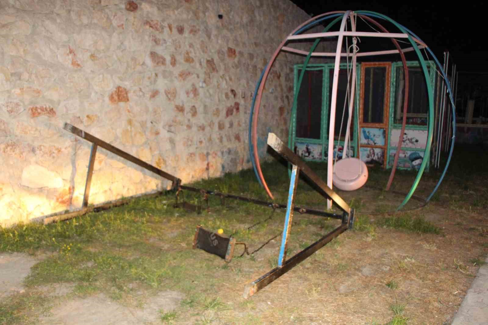 amasyada-devrilen-salincaktan-dusen-4-yasindaki-cocuk-hayatini-kaybetti