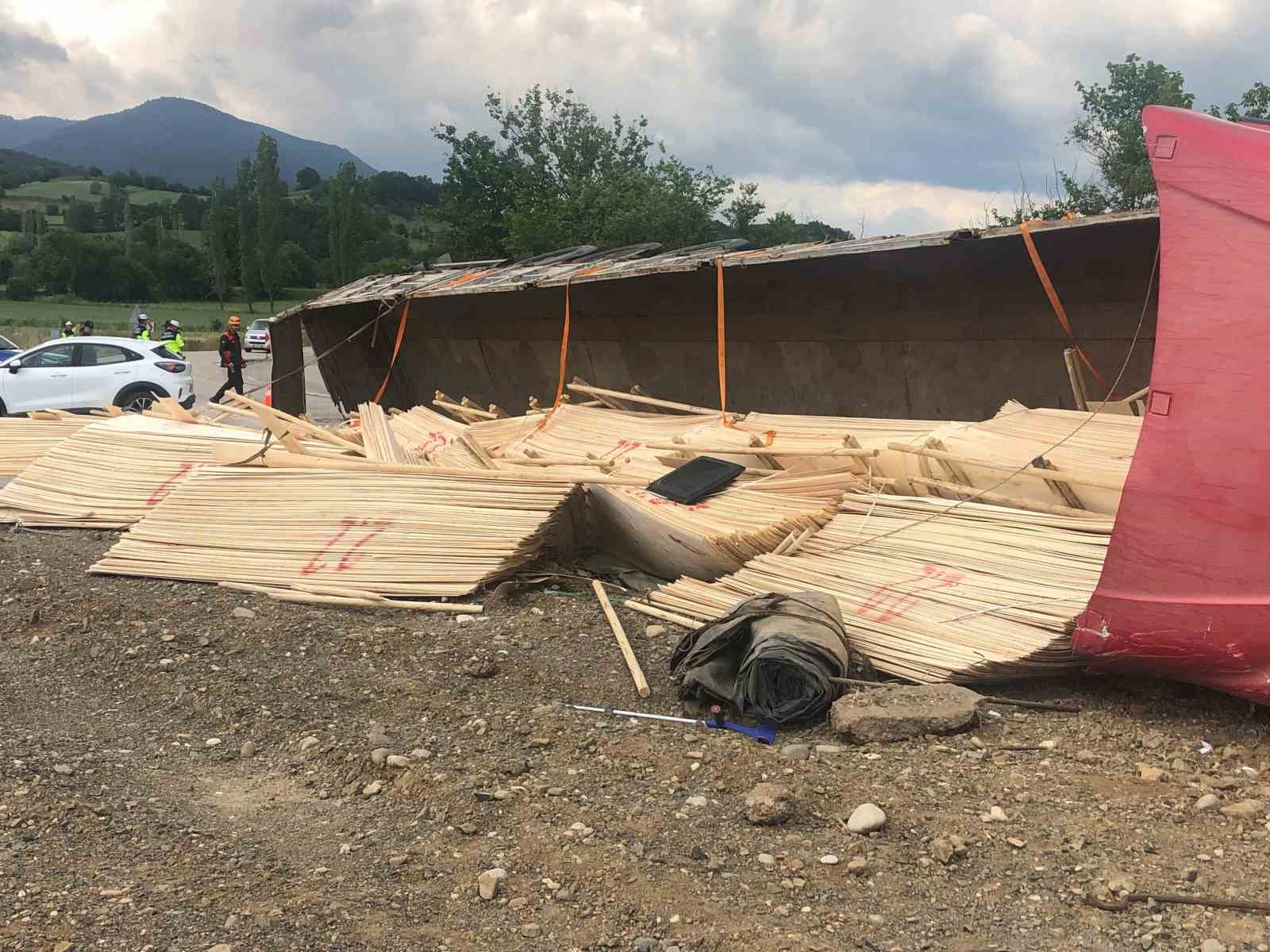 amasyada-kereste-yuklu-tir-devrildi-2-yarali