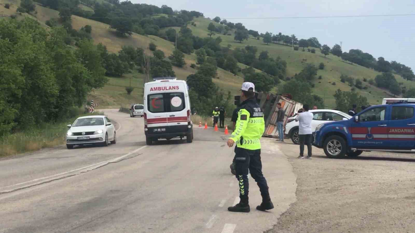 amasyada-kereste-yuklu-tir-devrildi-2-yarali