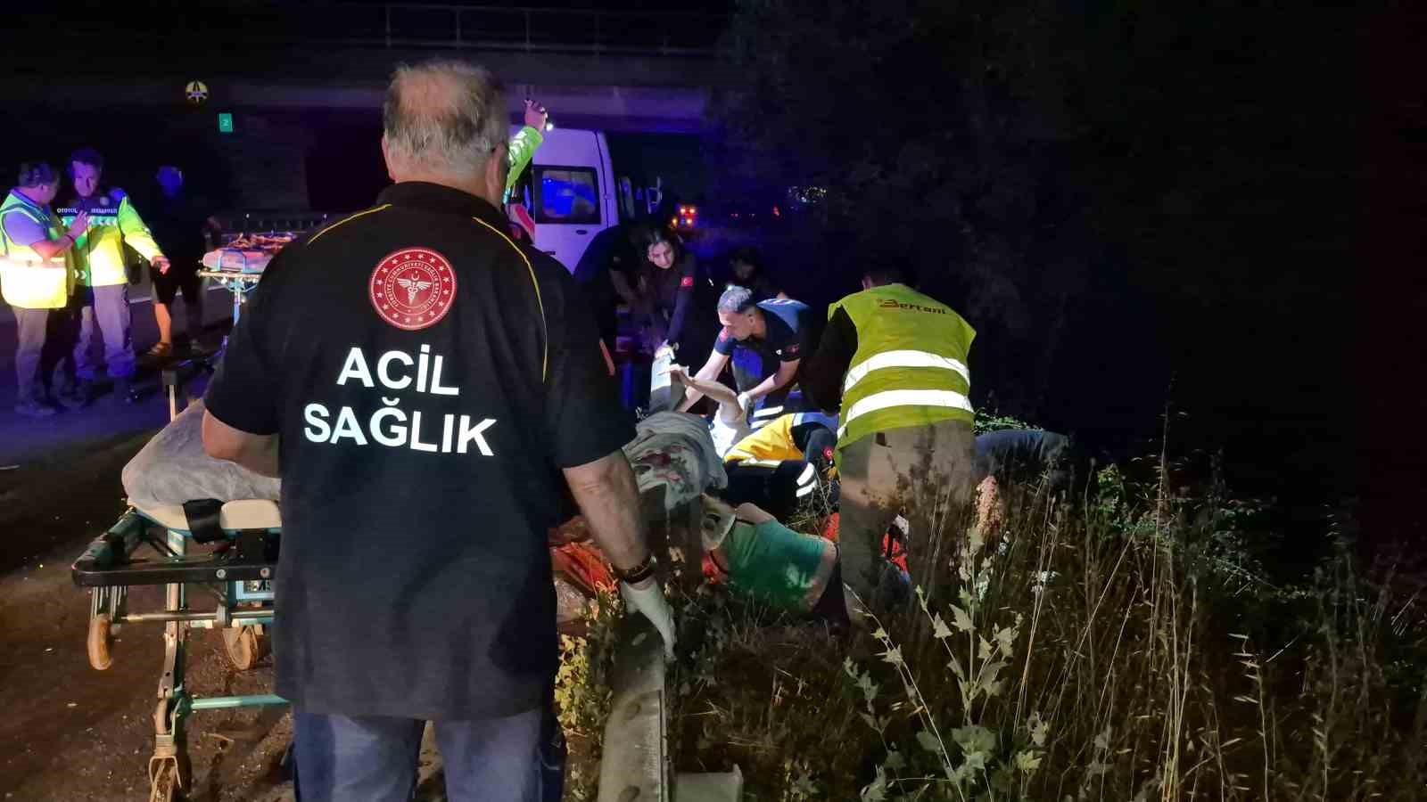 anadolu-otoyolunda-feci-kaza-tir-minibuse-arkadan-carpti-7-yarali