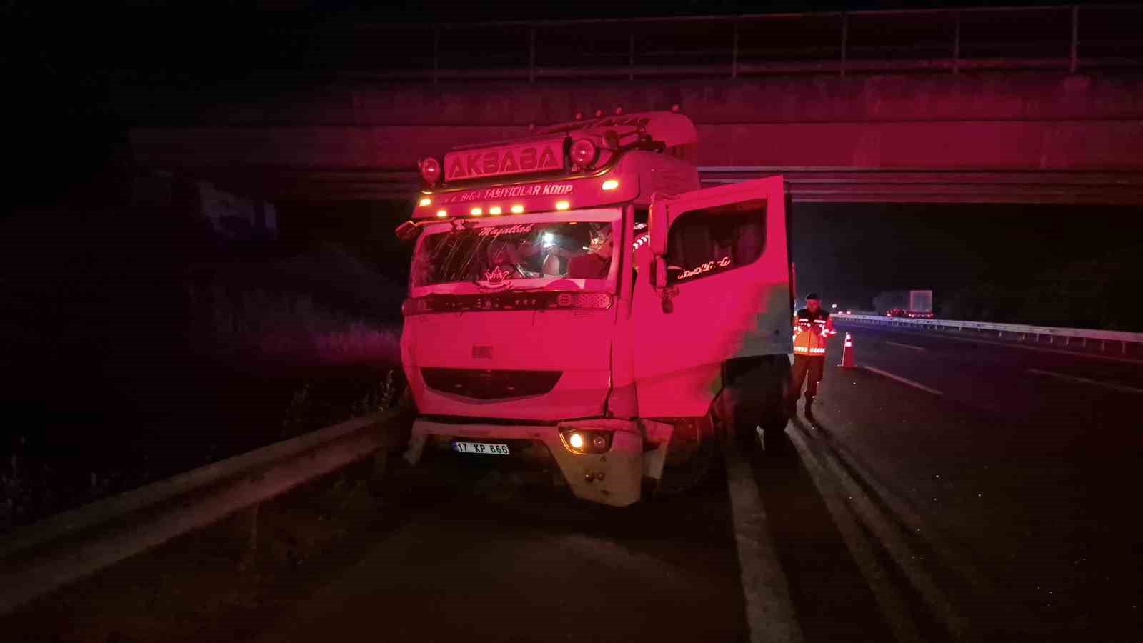 anadolu-otoyolunda-feci-kaza-tir-minibuse-arkadan-carpti-7-yarali